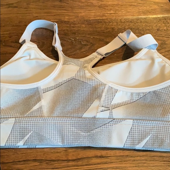 Nwt Under Armour training bra - Picture 2 of 2